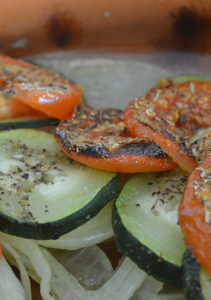 Una foto de Tomate, calabacín y cebolla al provenzal