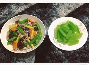 Hình của món Gà xào đậu hà lan, nấm, ngô bao tử Bí luộc.