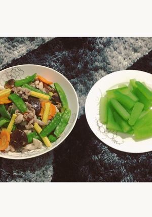 Hình của món Gà xào đậu hà lan, nấm, ngô bao tửBí luộc.