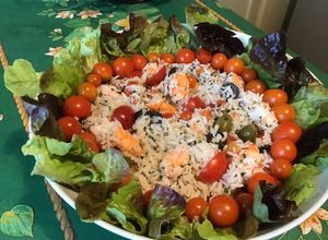 Une photo de Salade de riz aux crevettes,tomates,câpres italiennes et olives noires