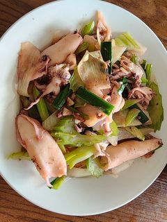 Hình của món Mực ống (mực sữa) xào cần tỏi.