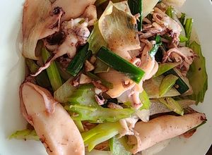 Hình của món Mực ống (mực sữa) xào cần tỏi.