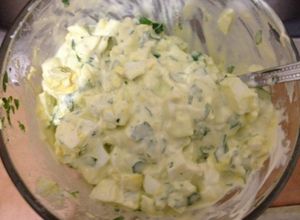 Una foto de Dip de queso crema aceituna y huevo