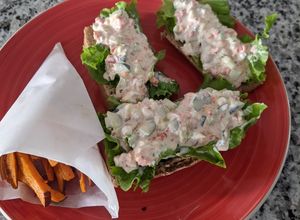 Una foto de Sándwich de pimentón rostizado y queso crema