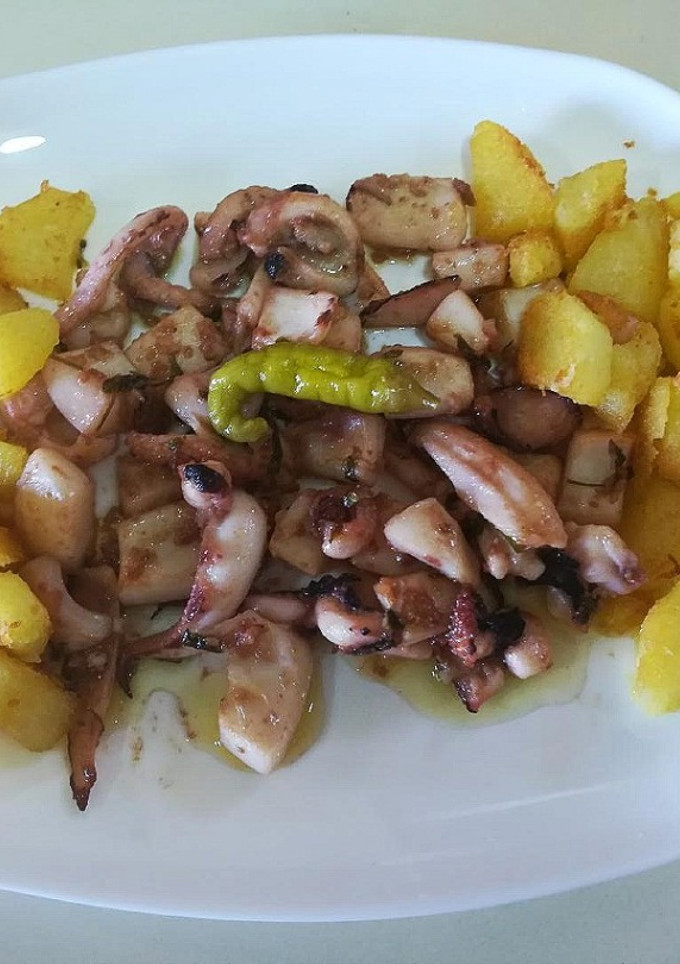 Una foto de Sepia al ajillo con patatas