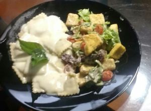 Una foto de Raviolis de carne y pollo en salsa bechamel