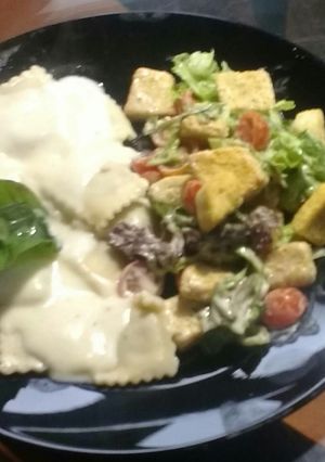 Una foto de Raviolis de carne y pollo en salsa bechamel