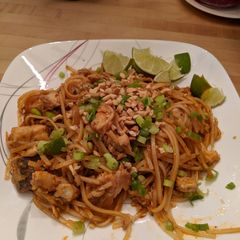 A picture of Beau's mahi mahi pad Thai.