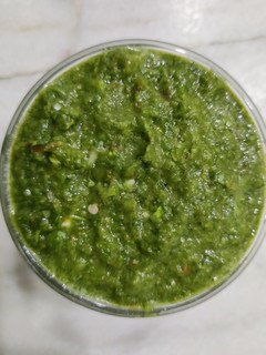 લીલા લસણ ની ચટણી (Green Garlic Chutney Recipe In Gujarati) રેસીપી મુખ્ય ફોટો