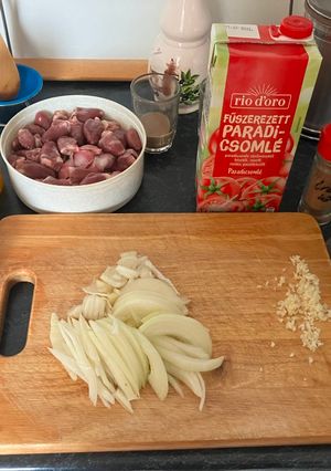 Pörköltek mindörökké - vegyes csirkezúza és -szív pörkölt recept fotója