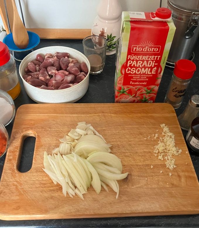 Pörköltek mindörökké - vegyes csirkezúza és -szív pörkölt recept fotója