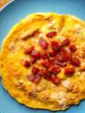 Omelette de gorgonzola, chorizo y atún