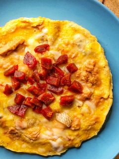 Una foto de Omelette de gorgonzola, chorizo y atún