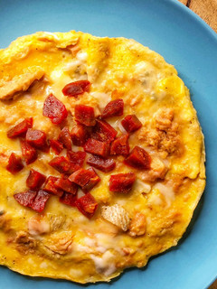 Una foto de Omelette de gorgonzola, chorizo y atún