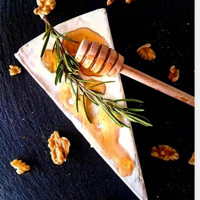 Queso Brie con miel infusionada con naranja, vainilla y romero Receta de  Sandra_M- Cookpad