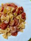 Farfalle con ravanelli, datterini e parmigiano
