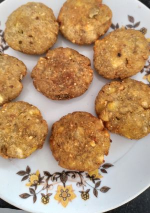 कच्ची केळी आणि बटाट्याचे उपवासाचे कटलेट (kacchi kedi ani batatyache cutltes recipe in marathi) रेसिपी चे मुख्य फोटो 