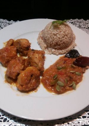 Foto principal de Pollo con arroz servido con salsa de ciruelas, dátiles y pipas