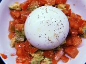 Una foto de ensalada burrata tomate albahaca