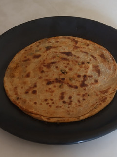 ચીલી ગાર્લિક લચ્છા પરાઠા (Chili Garlic Lachha Paratha Recipe In Gujarati) રેસીપી મુખ્ય ફોટો