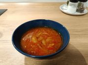 Una foto de cebolla con clavos