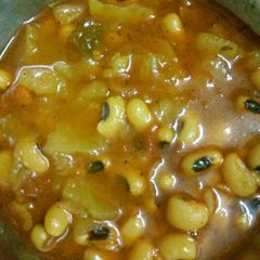 A picture of White rongi aalo ki sabzi.