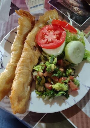Una foto de Pescaditos Con Ensalada