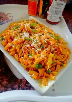गार्लिक चीज़ पास्ता(garlic cheese pasta recipe in hindi) रेसिपी मुख्य फोटो