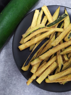 Una foto de Patatas fritas de berenjena y calabacín