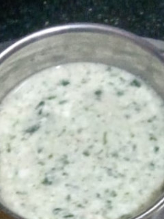 बथुए का रायता (bathue ka rayta recipe in hindi) रेसिपी मुख्य फोटो