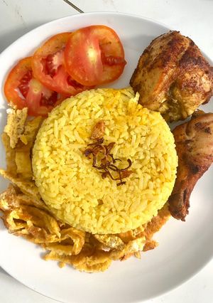 Foto resep Nasi Kuning Bumbu Sasa Ayam Goreng Magic Com