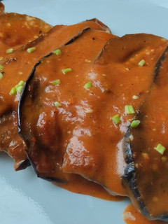 Una foto de Berenjenas en salsa de tomate y crema🤔🍆🍅🍱