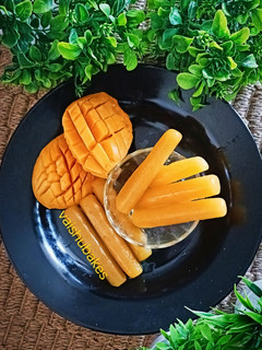 A picture of Alphonso Mango Popsicles.