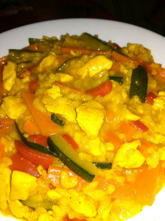 Una foto de Arroz con curry, pollo y verduras