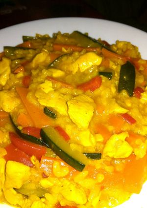 Una foto de Arroz con curry, pollo y verduras