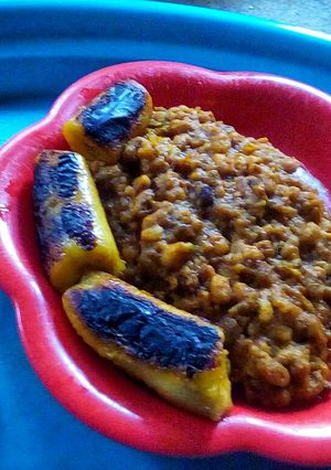 A picture of Onion Sauce Beans and toasted plantain.