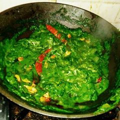 A picture of Lasooni Palak.