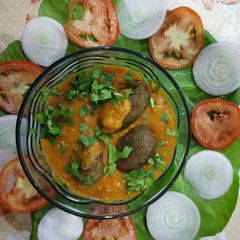 A picture of Spinach kofta curry.