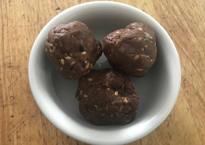 5 Easy Dinner Chocolate Cherry Protein Balls