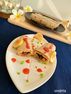 ফ্রায়েড ভেজিটেবলস এগ স্টাফিং রোটি রোল (fried vegetables egg stuffing roti roll recipe in Bengali) রেসিপির প্রধান ছবি