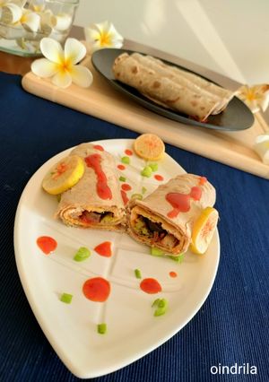 ফ্রায়েড ভেজিটেবলস এগ স্টাফিং রোটি রোল (fried vegetables egg stuffing roti roll recipe in Bengali) রেসিপির প্রধান ছবি