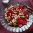 Ensalada de tomate, aguacate, pavo y queso fresco