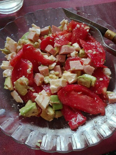 Una foto de Ensalada de tomate, aguacate, pavo y queso fresco