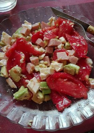 Una foto de Ensalada de tomate, aguacate, pavo y queso fresco
