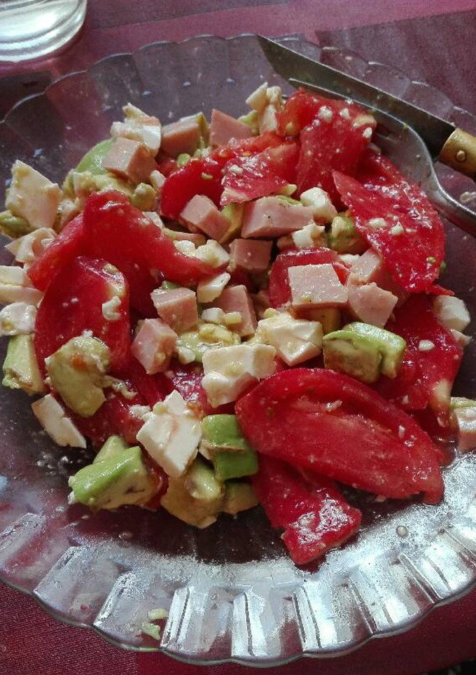 Una foto de Ensalada de tomate, aguacate, pavo y queso fresco