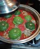 Zapallitos rellenos de carne picada de cerdo en salsa fileto