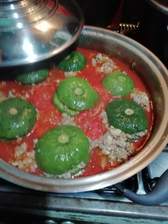 Una foto de Zapallitos rellenos de carne picada de cerdo en salsa fileto