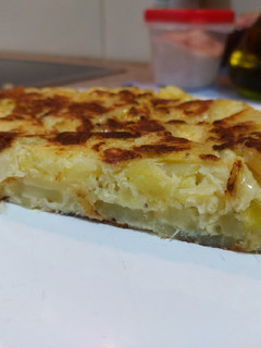 Una foto de Tortilla de patatas con puerro. Sin freír