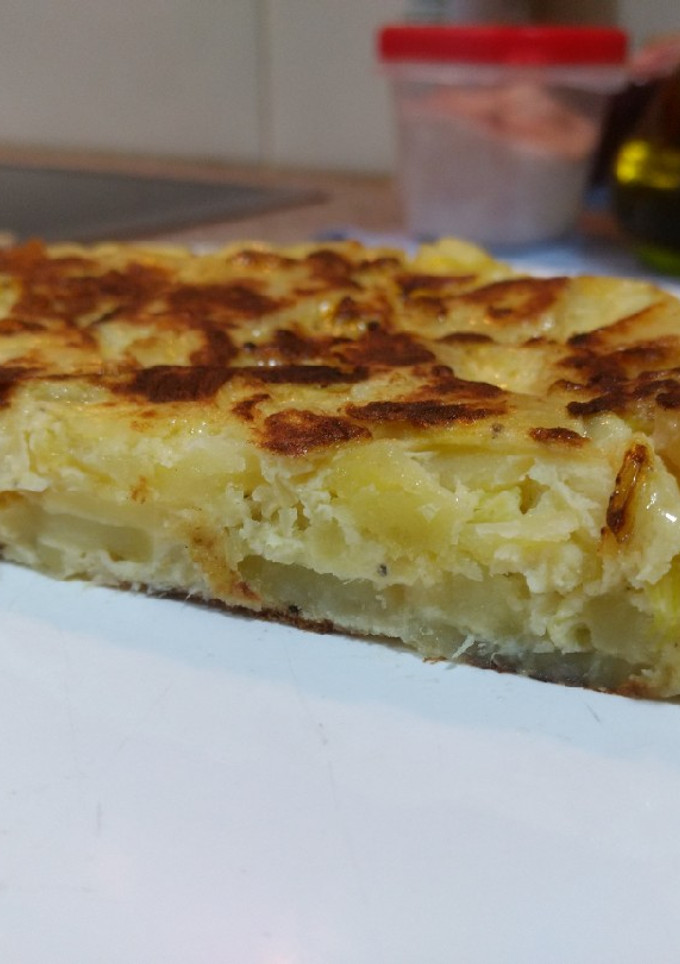 Una foto de Tortilla de patatas con puerro. Sin freír