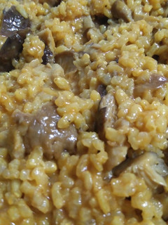 Una foto de Arroz integral con rebollones
